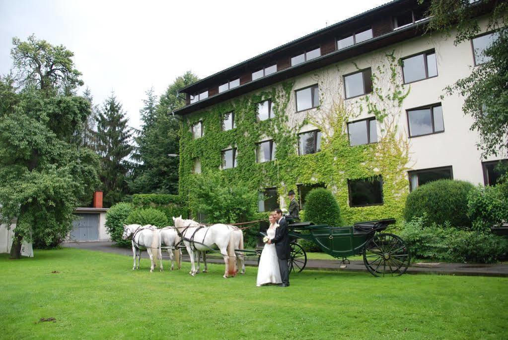 Hotel Bruecklwirt Niklasdorf Exterior photo